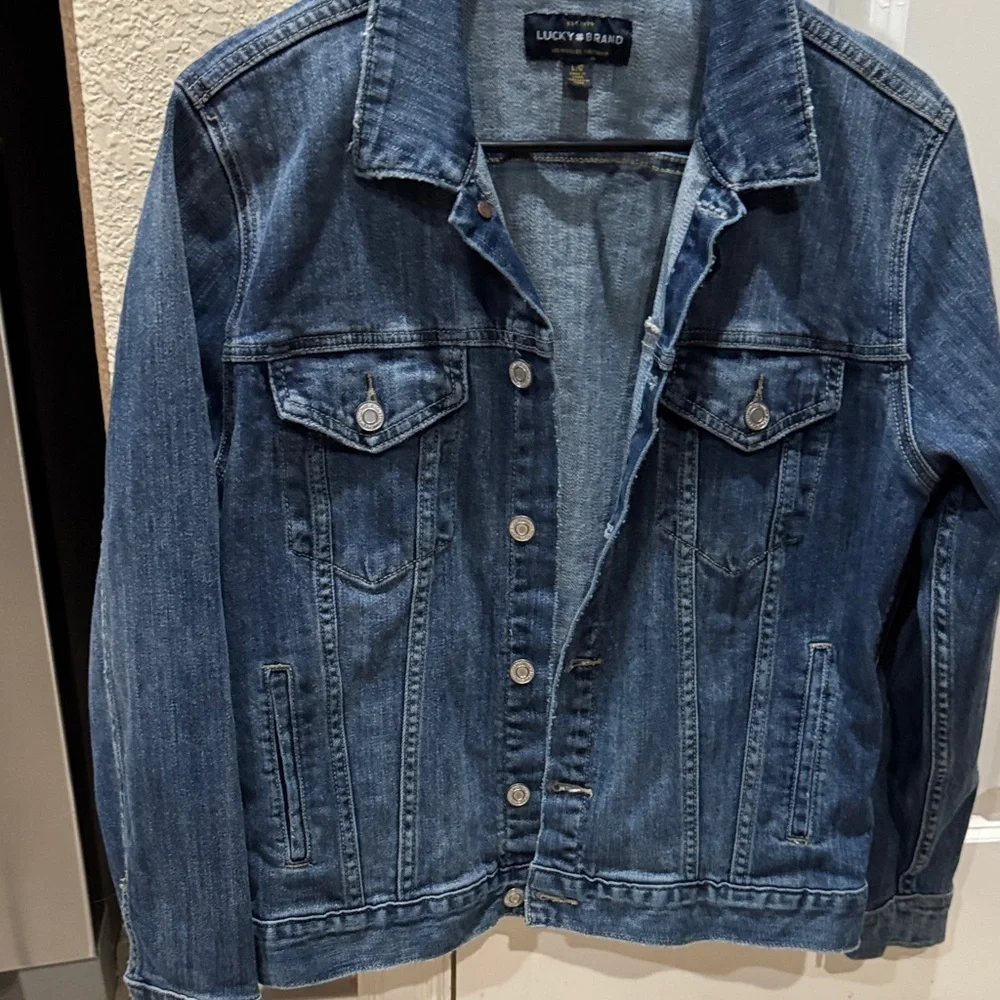 Lucky Brand Women’s Classic Blue Jean Jacket - Picture 3 of 8